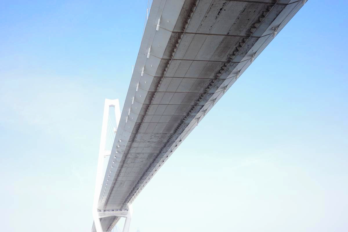 Looked up at the Meikou Triton Bridge from below. 