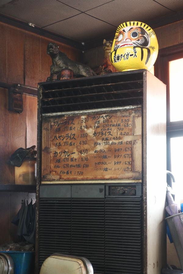 A menu with a seasoned touch on an old cooler. 