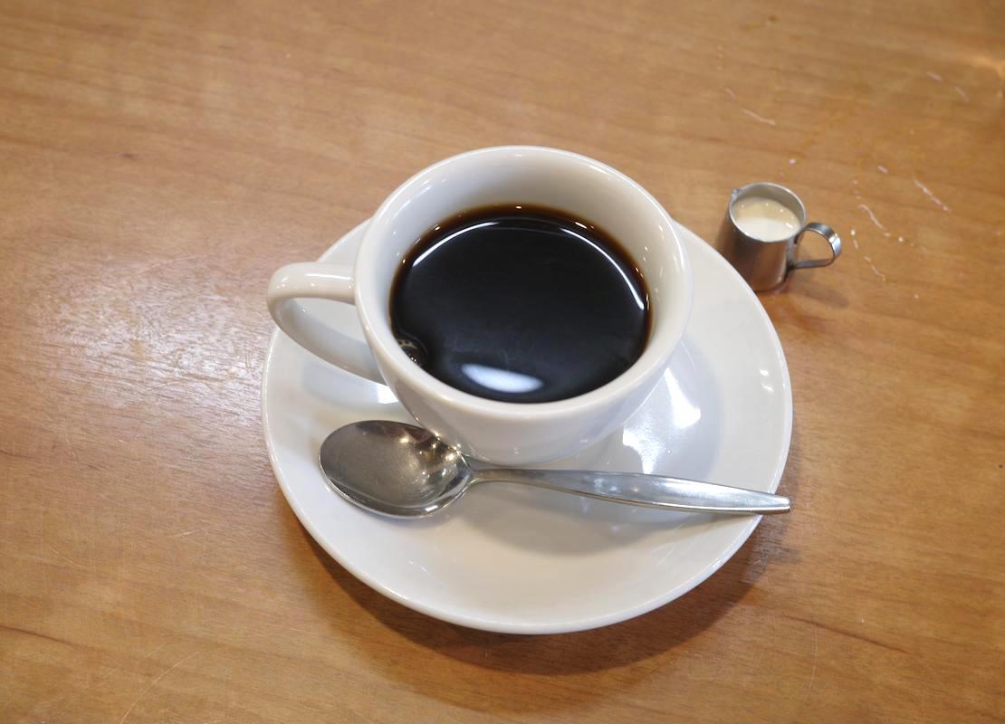 A coffee is served after the meal.