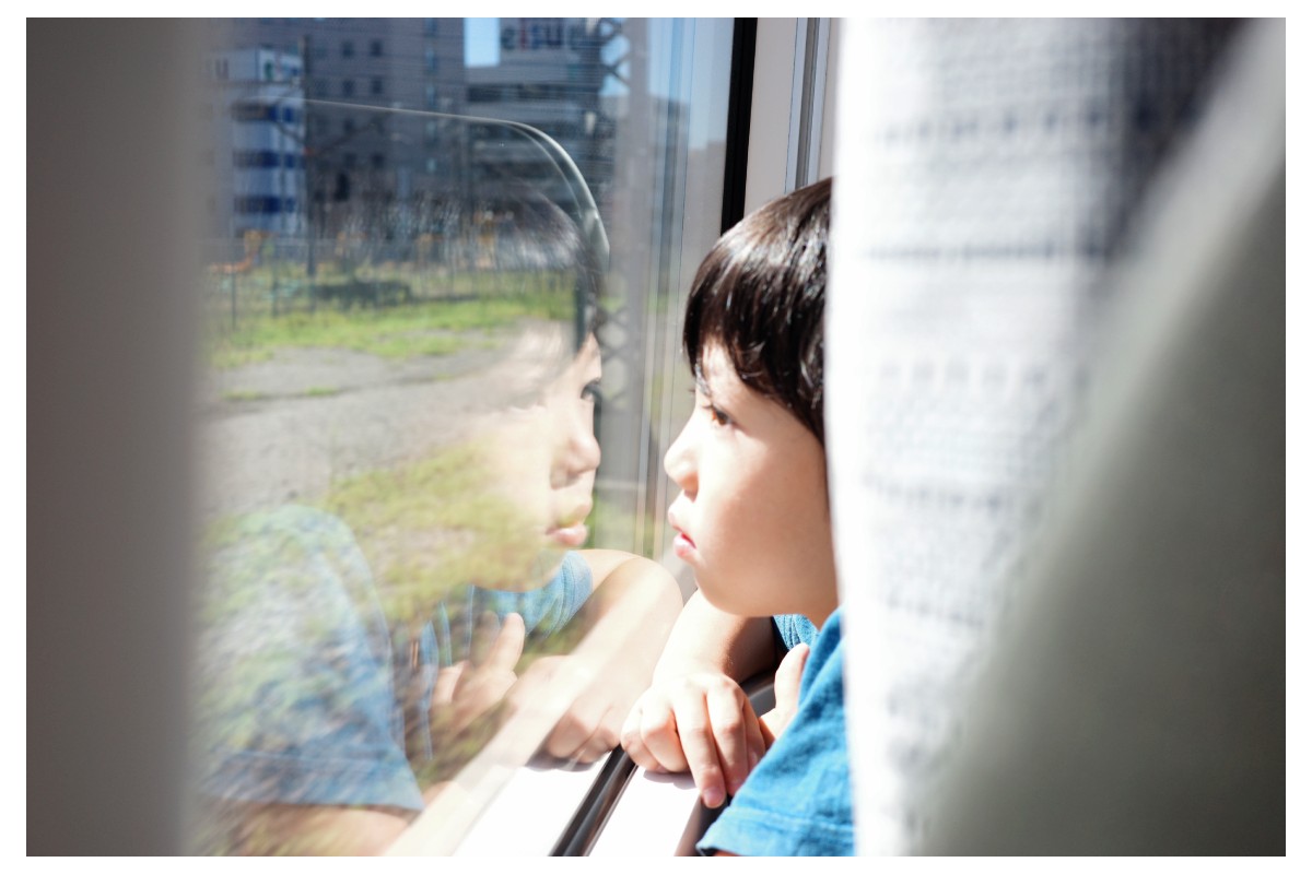 Children enjoy the view outside the window at Hinotori while travelling from Nagoya to Osaka.