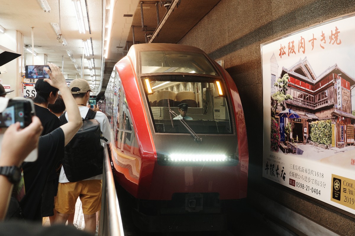 Hinotori approaches Nagoya station and would departure for Osaka.