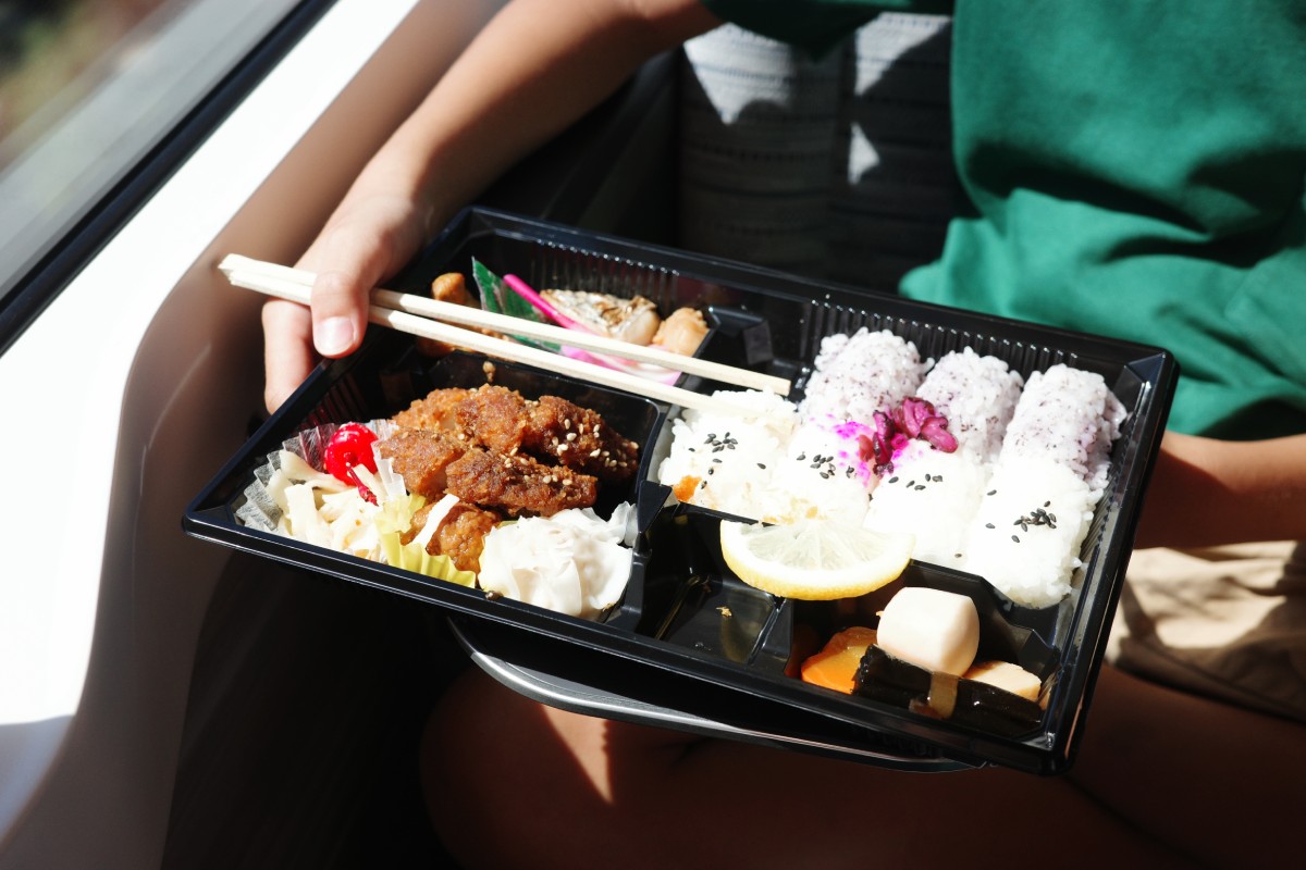 The train bento (Ekiben) enjoyed while savoring the scenery is delicious.