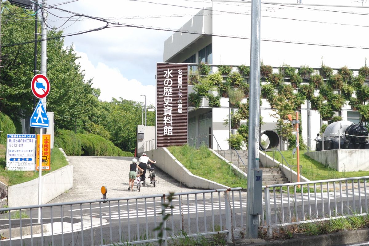 On a hot summer day, a parent and child visit at Nagoya's Water History Museum in Chikusa-ku.