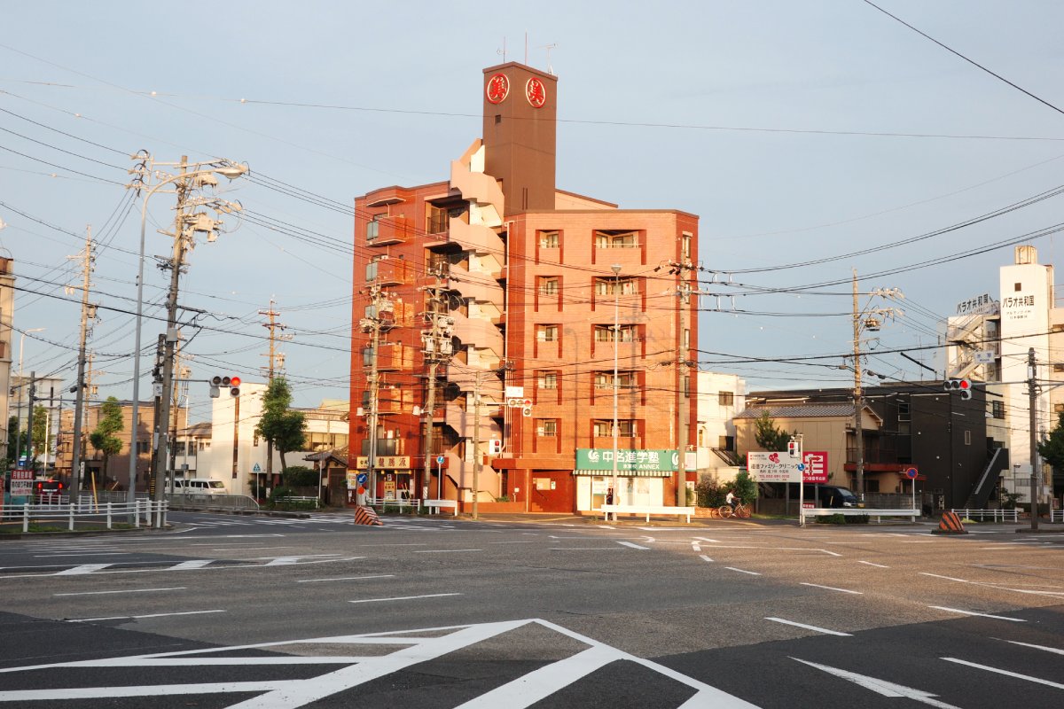 The building at Himuro intersection.