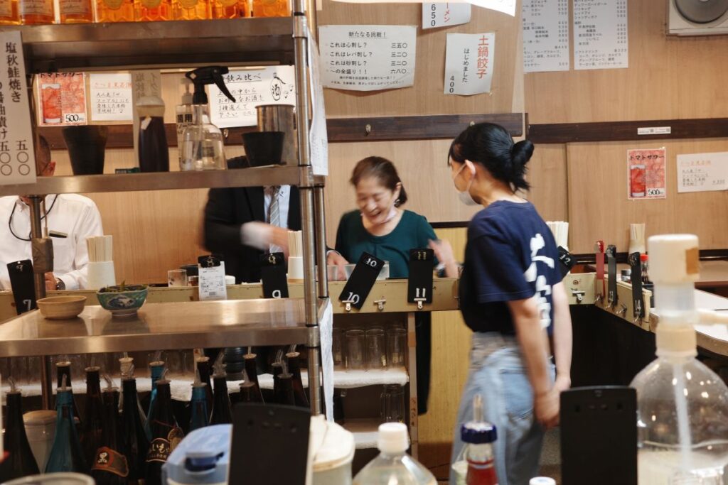 Customers savoring drinks and conversation at the Daiyasu counter in Nagoya.