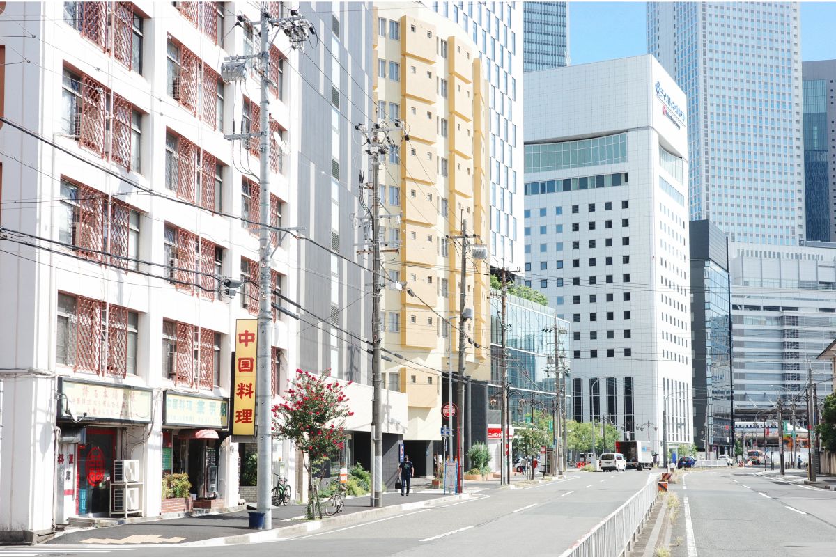 Kameikaku with Nagoya Station's Modern Skyline in Contrast.