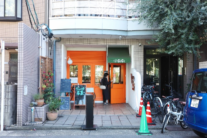 Women entering GIGI, a cozy Italian restaurant in Tsurumai, Nagoya, for a delightful dining experience