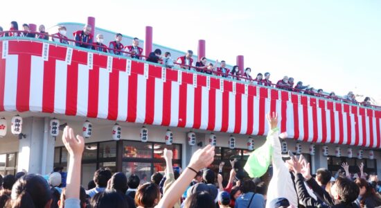 Mochi tossing at Ueno Tenmangu Shrine in Nagoya's Chikusa-ku.