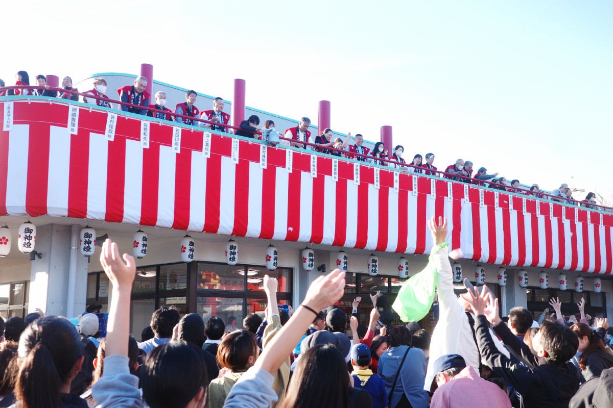 Mochi tossing at Ueno Tenmangu Shrine in Nagoya's Chikusa-ku.