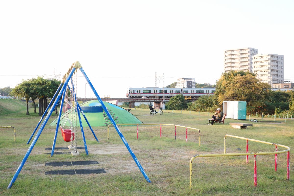 Scenic Daikou Park by the Yatagawa River in Higashi-ku, Nagoya, during a beautiful autumn day.