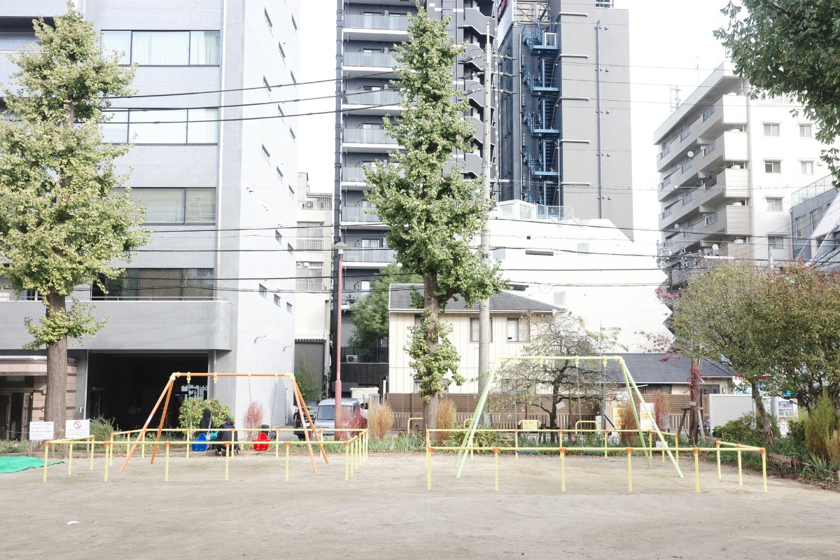 Formerly an eccentric pirate-themed swing in Osu Nagoya, now reduced to an ordinary swing in a nondescript park setting.