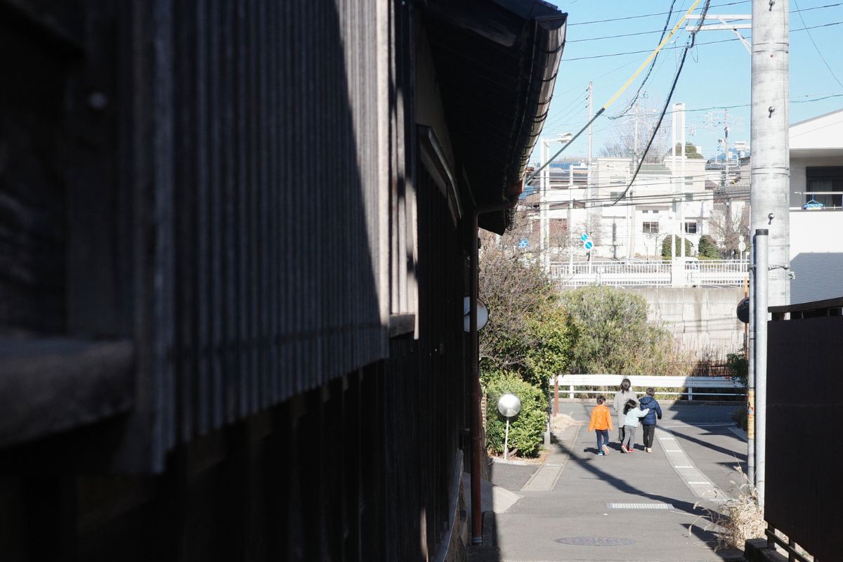 Local family enjoying a stroll through the historic streets of Arimatsu in Nagoya