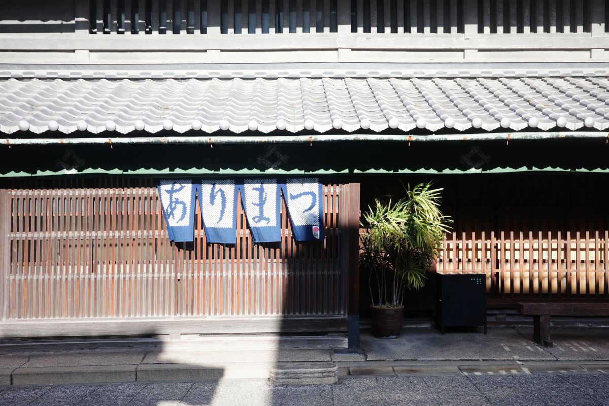 Rows of traditional buildings in Arimatsu.