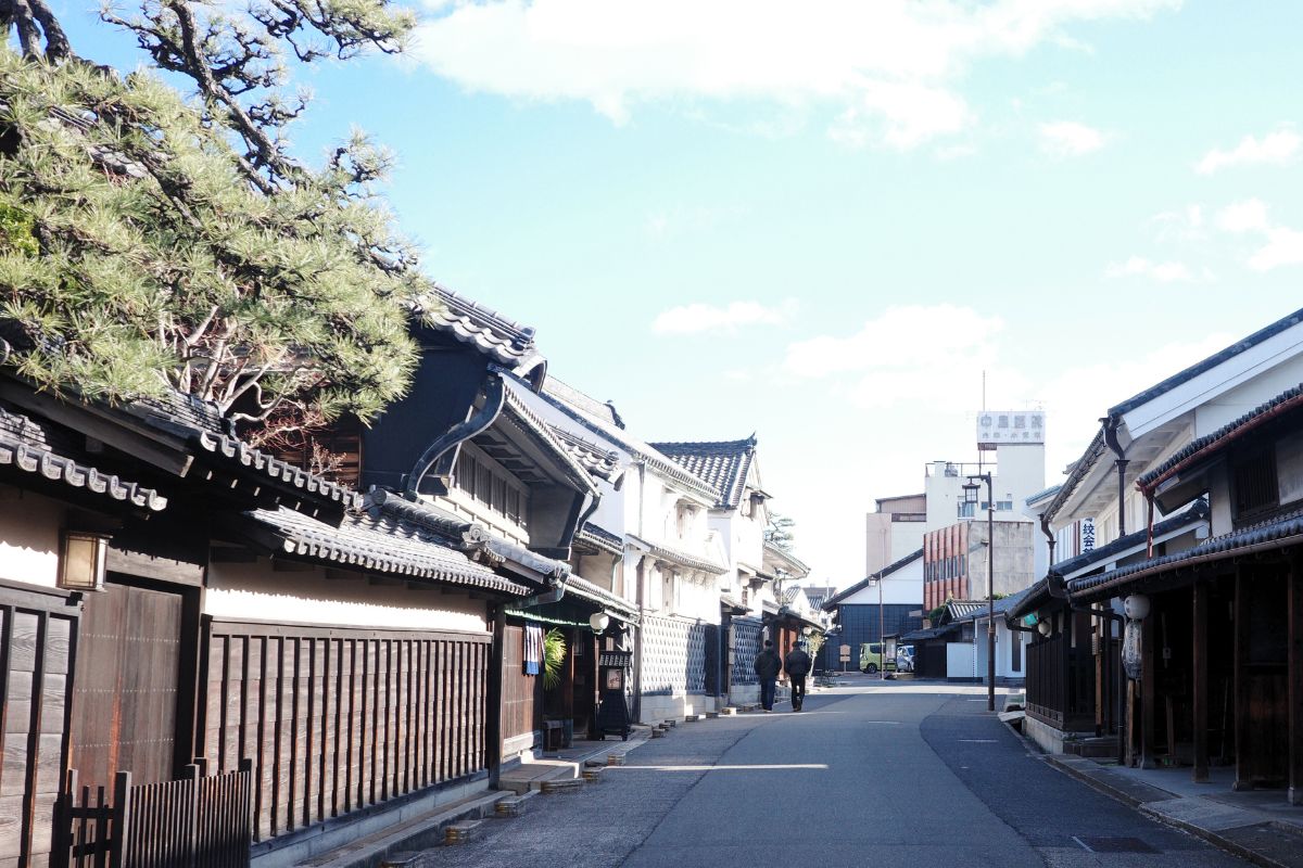 Traditional Arimatsu old street scene showcasing historic buildings and charming atmosphere.