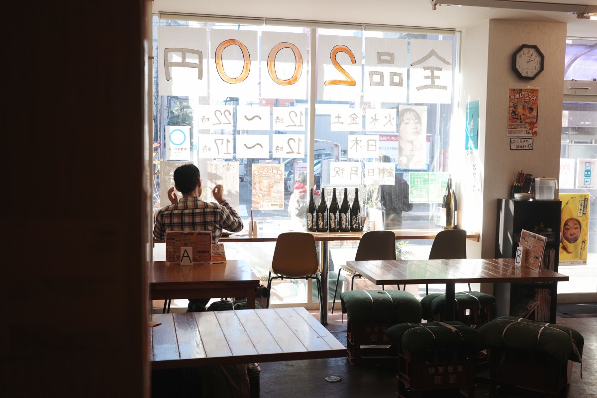 Man enjoying a drink at 'Senbero Genki' in Nagoya.