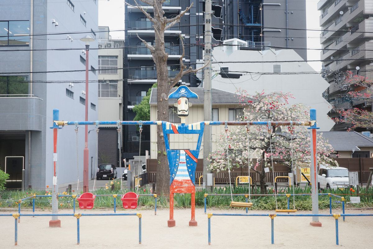 Vintage snapshot of the iconic pirate-themed swing at Uramonzen Park in Osu, Nagoya, showcasing its quirky charm.