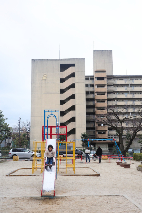 Joyful moments of kids playing at Ozone Apartment Complex in Nagoya, beautifully captured through the lens of Nagoya street photography.