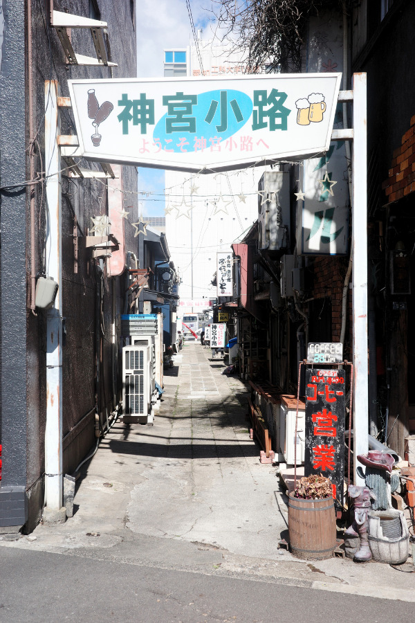 Enraku is located in Jinguu Alley. Near Atsuta Jingu Shrine and behind Jingumae shopping street, 