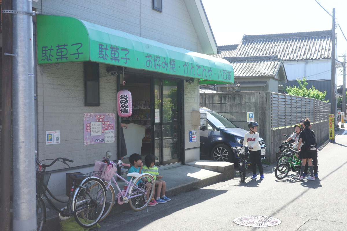 The exterior of Kantenya, a traditional dagashi-ya in Nagoya, showcasing Nagoya's local food and culture with children gathered outside.