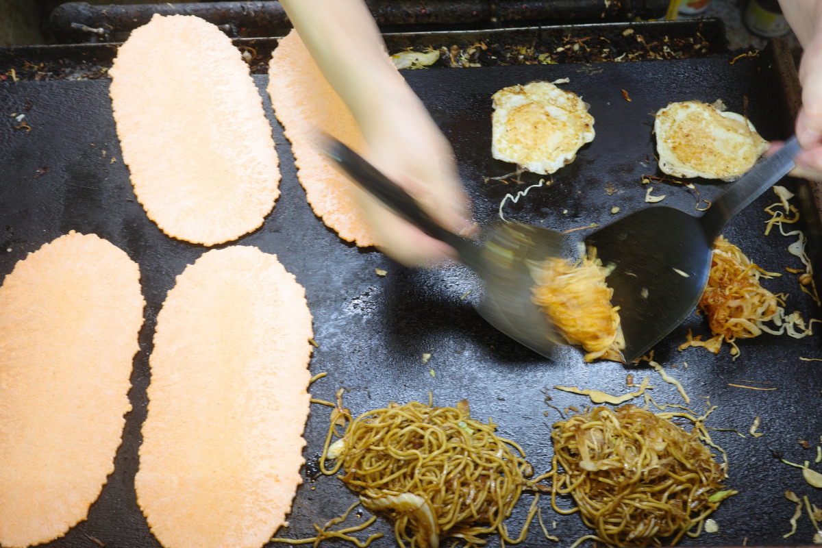 Preparing Tamasen, a staple of Nagoya's local food and culture, on the teppanyaki grill at Kantenya.