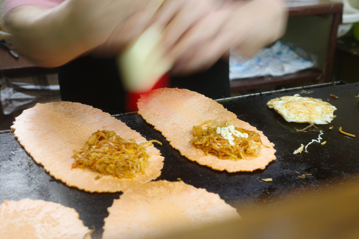 Assembling Tamasen at Kantenya, showcasing Nagoya's local food and culture at a traditional dagashi-ya.