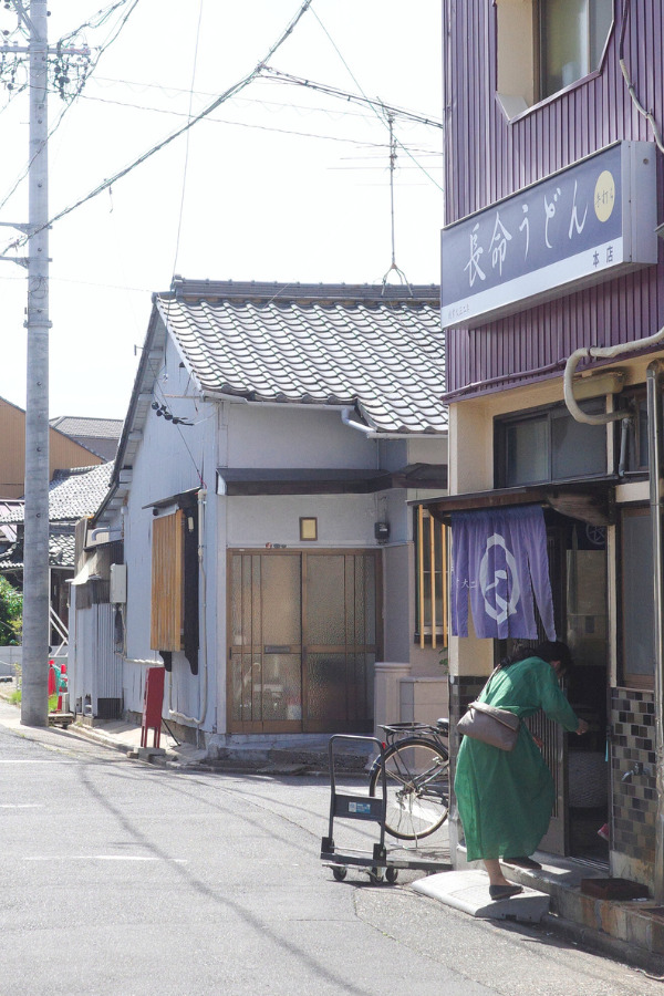 The exterior of Chomei Udon, a charming, old-fashioned udon shop in a quiet Nagoya neighborhood, highlighting hidden Nagoya food.